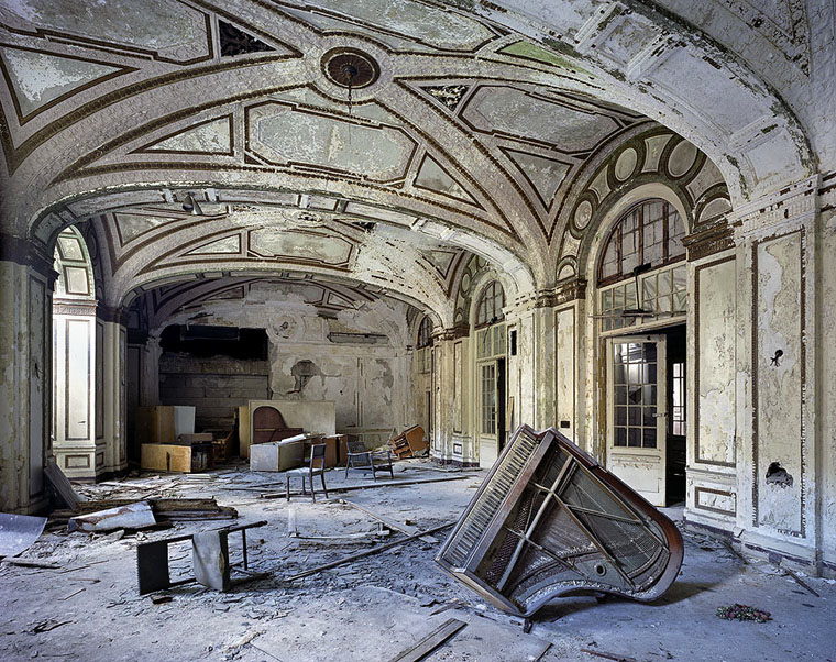 Imagen del Salón de baile del Lee-Plaza Hotel de Detroit. Perteneciente a la colección "The ruins of Detroit" de Marchand / Meffre.